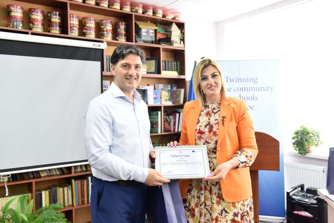 Georgia: 2 teachers at Avtandil Dekanoidze Public School in Kutaisi receives a quality mark