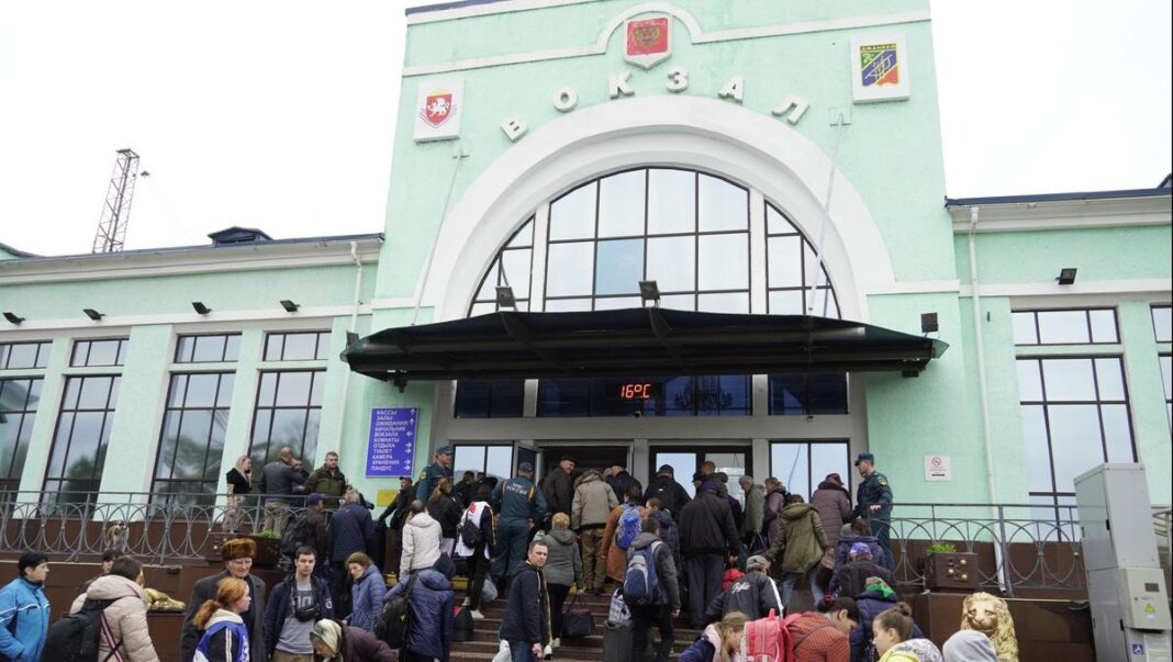 Kherson: Mass evacuations reported as Russia hist power sites