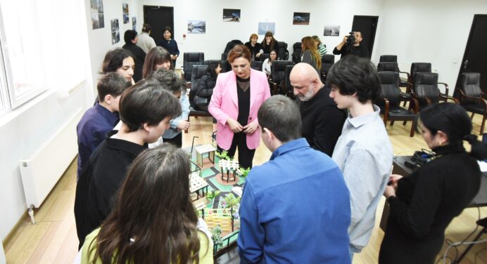 Tbilisi: 9th grade pupils develop model to build new square in Samgori