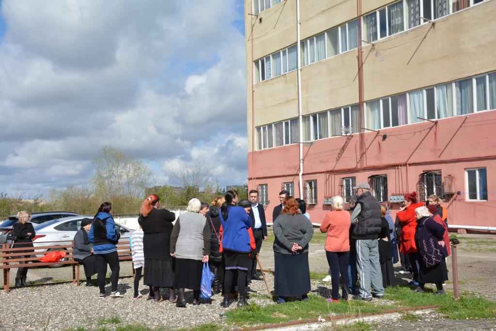 Georgia: Ombudsman Levan Ioseliani visits Kutaisi social housing