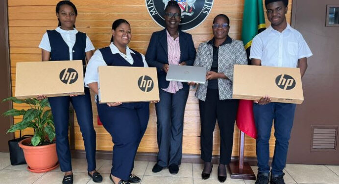 St Kitts and Nevis: HC Kevin Isaac donates laptops to college students for educational support
