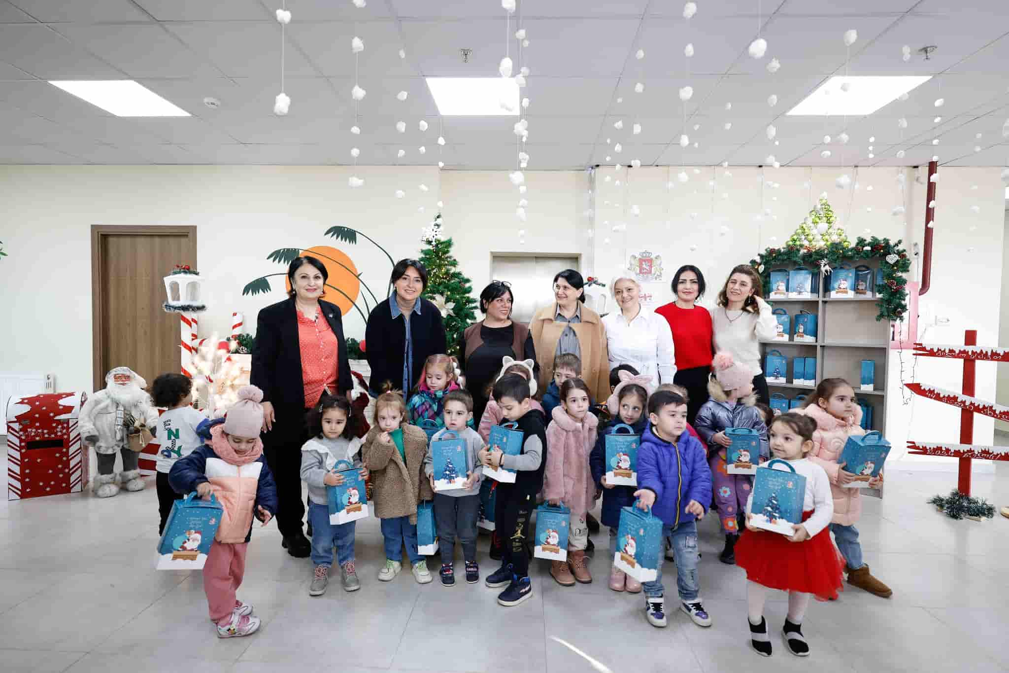 Kindergarten receive New Year gifts in Rustavi credit:facebook