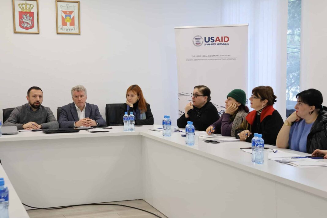Mayor of Khashuri Municipality meets USAID's representatives credit: facebook