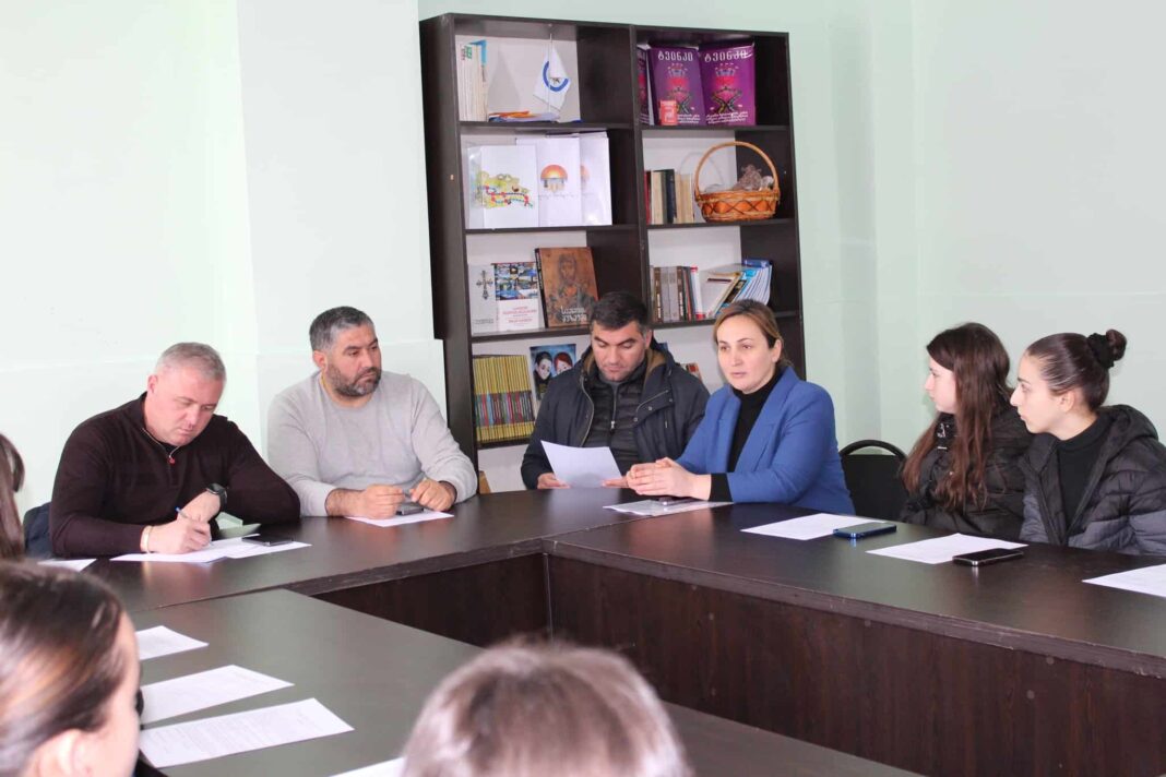 Youth initiative group meets with local authorities in Kvarli