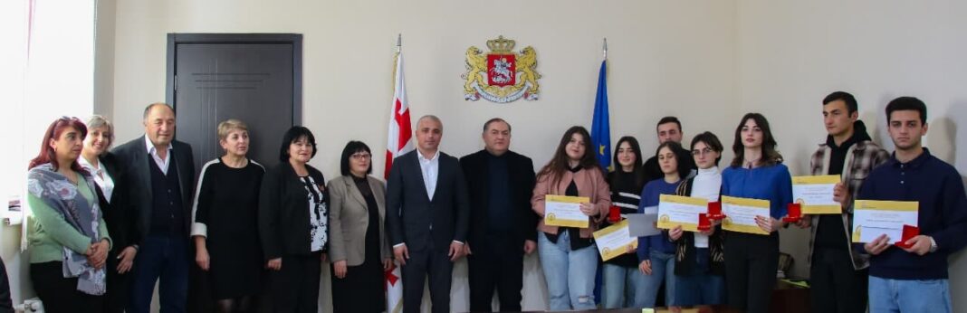 Tianeti Municipality honors public school graduates with medals and cash prizes