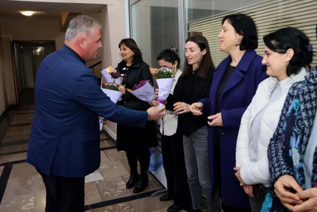 Kvarli: Mayor extends greeting on Women's Day credit: facebook/kvarli municipality