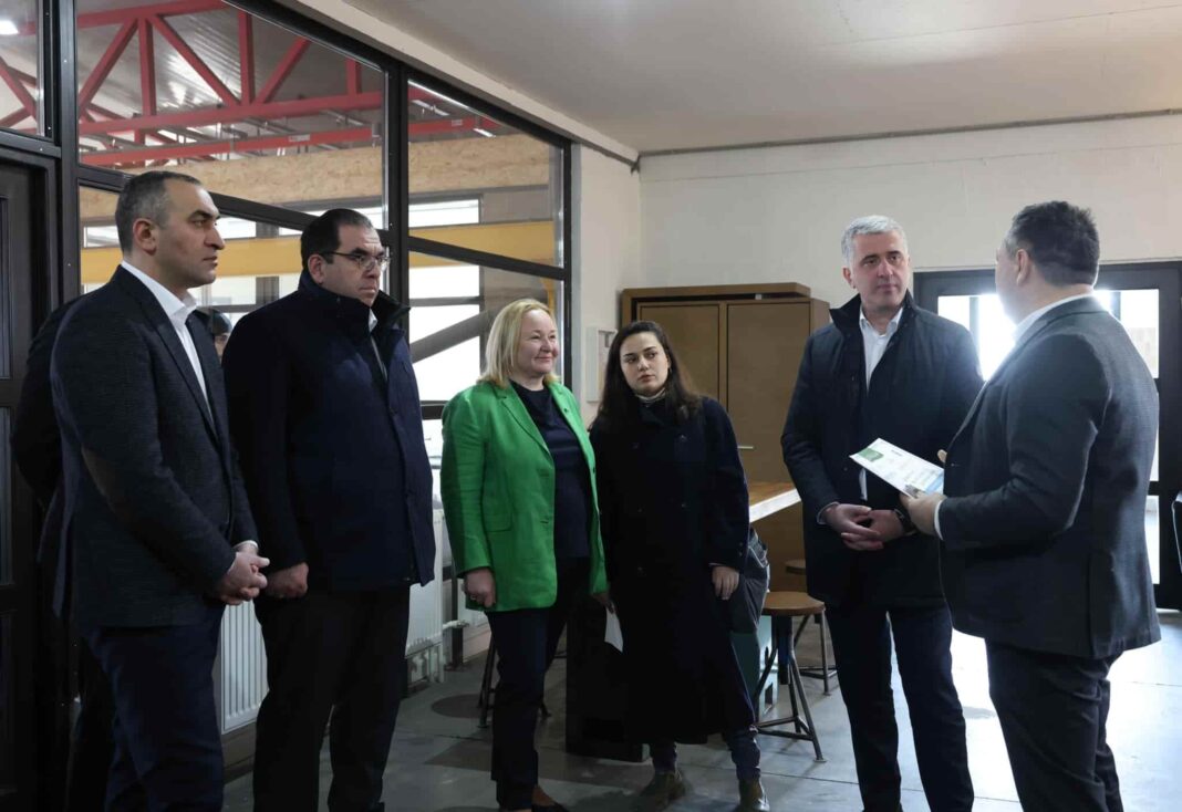 Otar Shamugia visits energy-efficient ovens in Dusheti