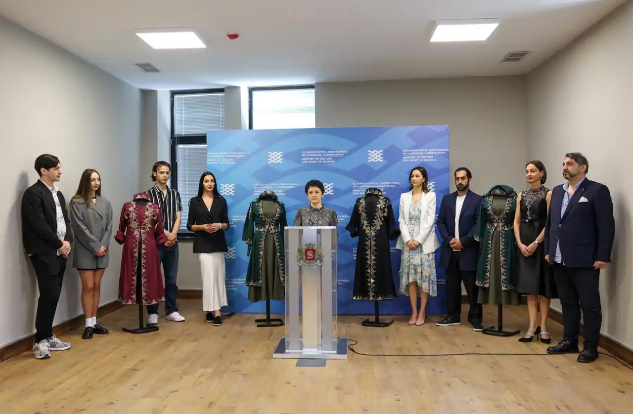 Culture Minister donates traditional stage clothes to "Royal National Ballet"