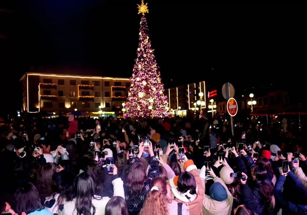 Akhaltsikhe: Main Christmas tree lighted