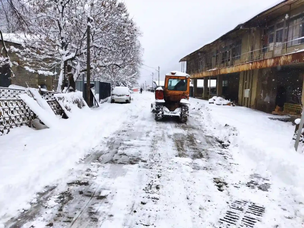 Heavy snowfall causes traffic disturbances in Dusheti